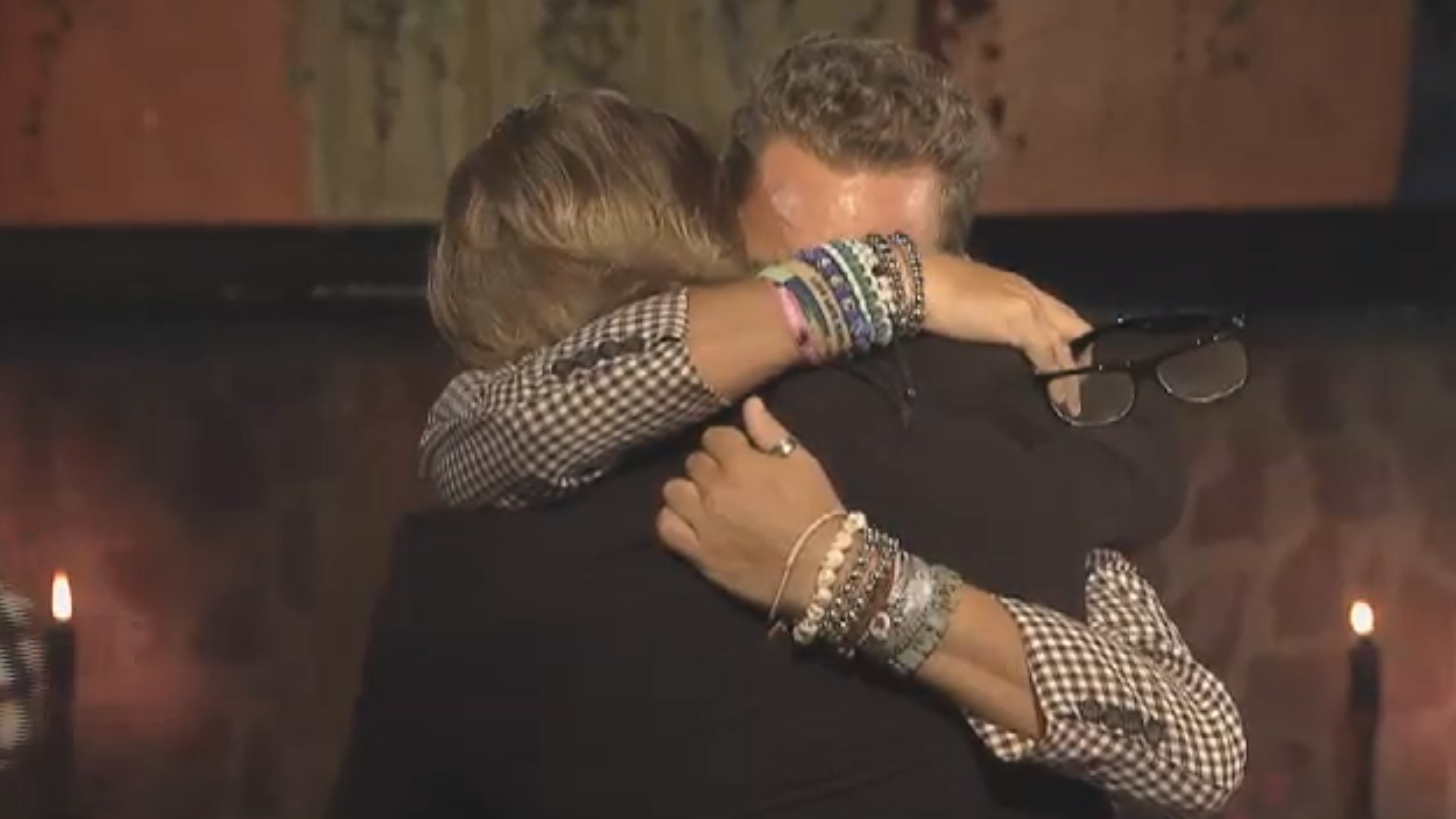 Kärleken mellan Jesper Fröidh och Niklas Örn. De båda grät under tillfället då Jesper fick åka hem och lovade varandra evig kärlek. Kärleken mellan Jesper Fröidh och Niklas Örn. De båda grät under tillfället då Jesper fick åka hem och lovade varandra evig kärlek.